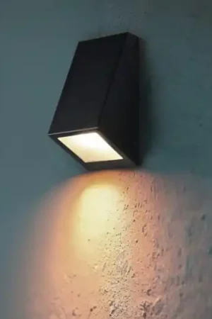 Popolare Applique nera per facciata da esterno luce verso il basso ip44