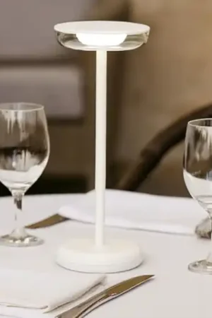Acquista Ora Lampada da tavolino portatile per esterno bianca soap perenz