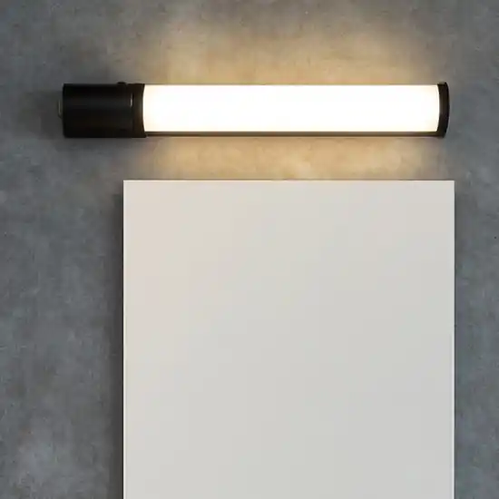 Applique bagno tubo nero led 8w 3000k con presa elettrica Di Tendenza