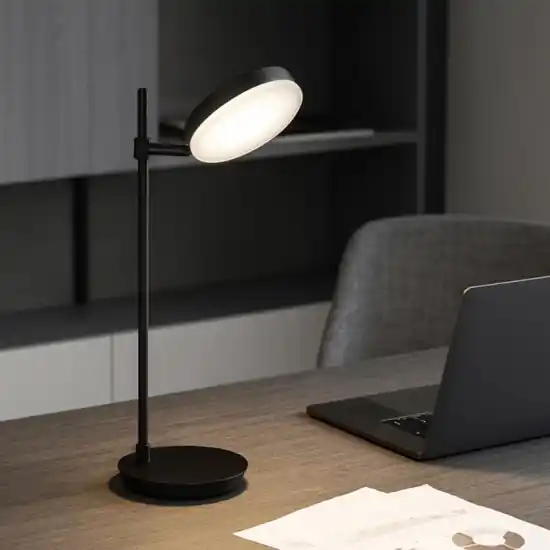 Offerta Lampada da scrivania orientabile nera led 63w 3000k maytoni fad