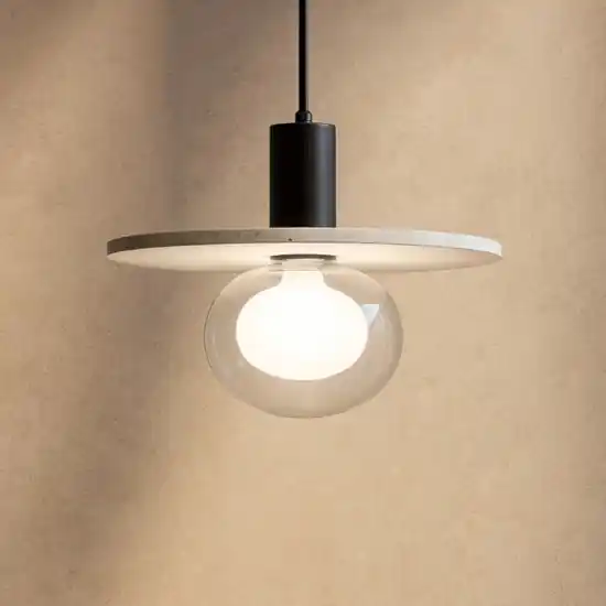 Lampada a sospensione hos disco di cemento beige con sfera in vetro Quantità Limitata