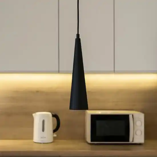 Must-Have Lampada a sospensione per isola cucina ondaluce so noa cono nero luce diretta