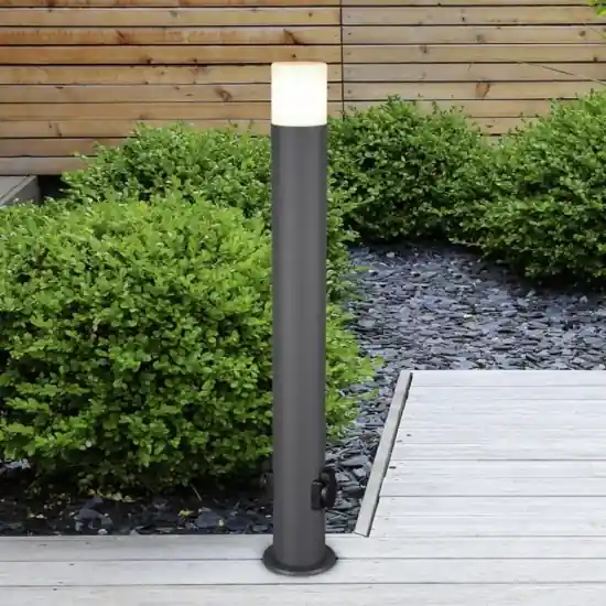 Lampione da giardino antracite con 2 prese elettriche schuko Novità