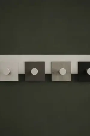 A Buon Prezzo Appendi abiti moderni da parete 4 ganci design radica grigia per ingresso