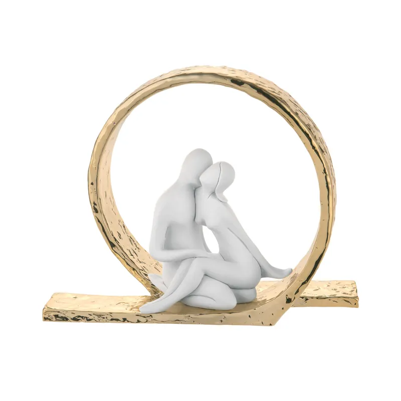 Scultura da tavolo piccola in marmorino dal design moderno con innamorati Sconto