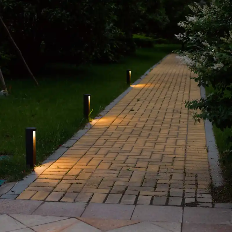 Compra Oggi Stesso Paletto luce da giardino basso a LED con struttura moderna rotonda in alluminio - 9W - Lumen 200 - 3000k Luce Calda - 54