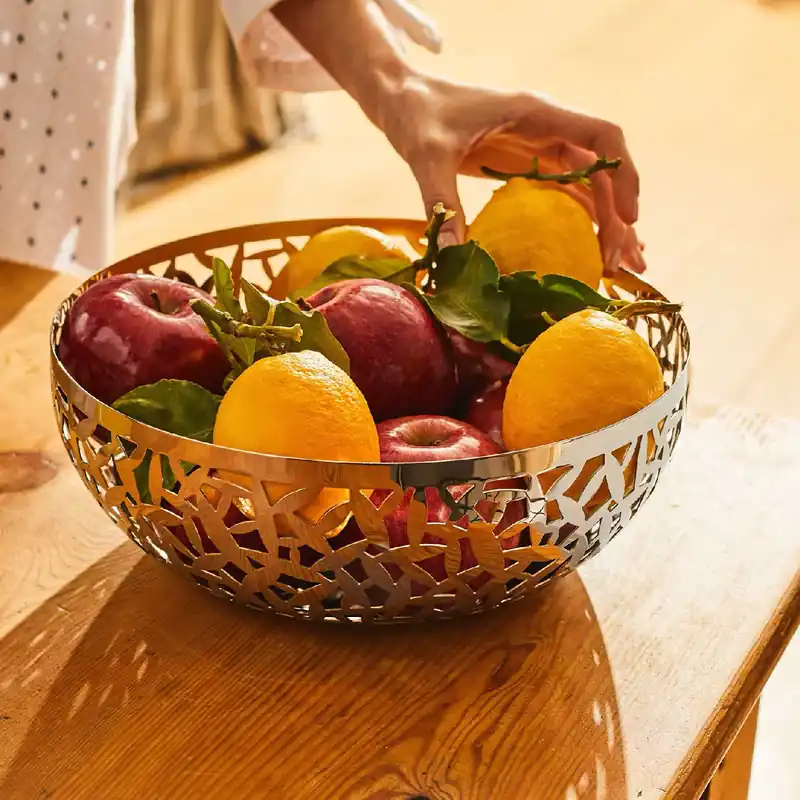 Offerta Fruttiera grande in acciaio traforato dal design moderno ed elegante