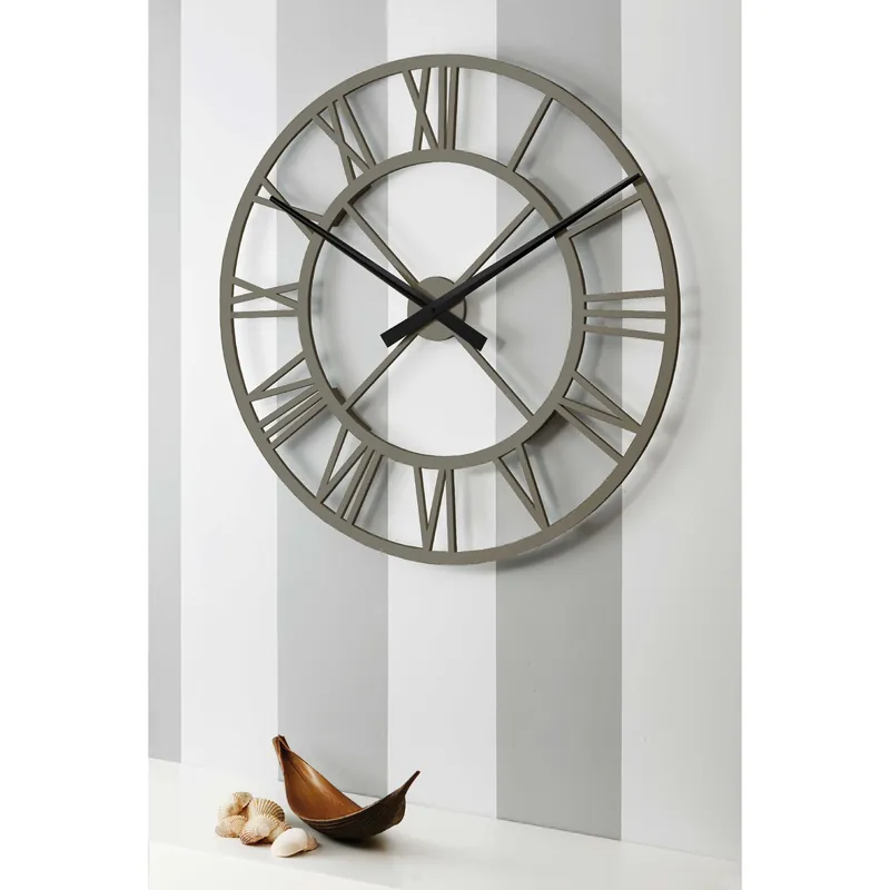 Orologio da parete rotondo con numeri romani con struttura in legno di design Ultime Pezzi