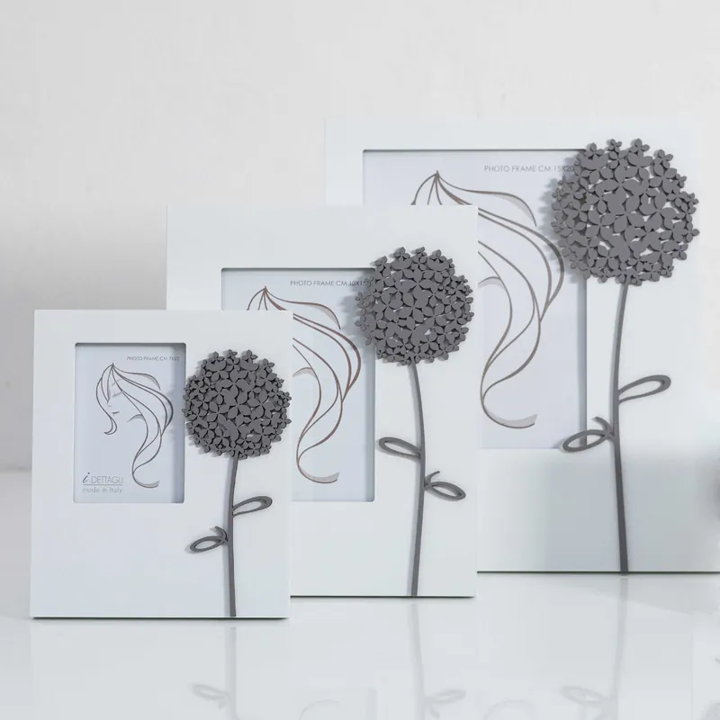 Sconto Portafoto da tavolo in legno con applicazione floreale dal design elegante - Foto 10x15