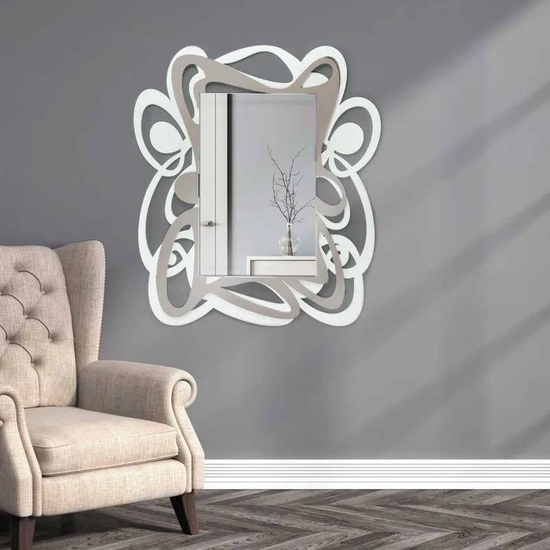 Specchio da parete moderno con cornice in legno dal design sinuoso ed elegante Vendita Finale