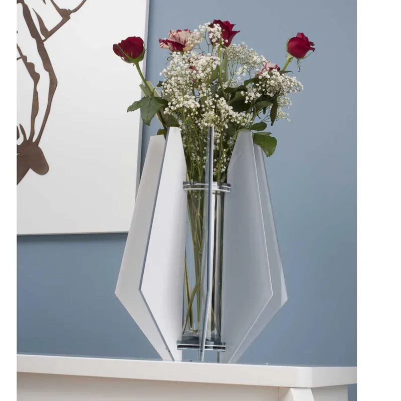 Offerta Vaso moderno da tavolo in plexiglass dalle linee geometriche ed eleganti
