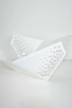 Centrotavola moderno in plexiglass traforato dalle linee eleganti Pagamento Sicuro