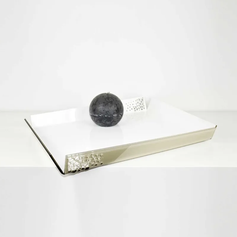 Vassoio grande in plexiglass traforato dal design moderno ed elegante Must-Have
