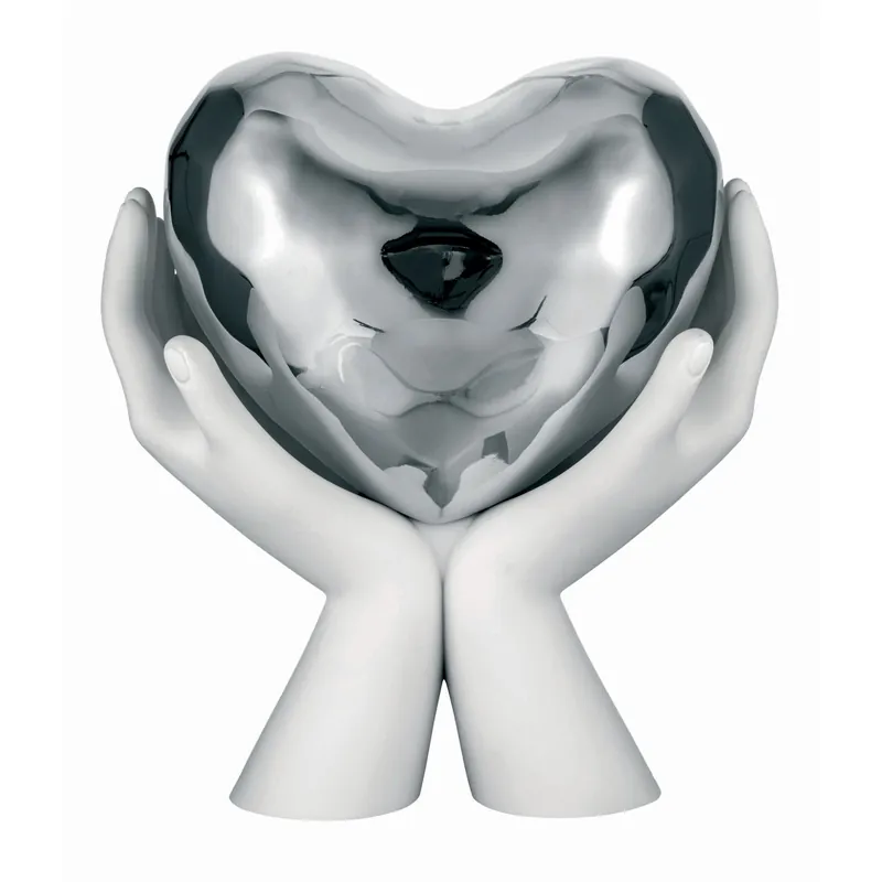 Sconto Scultura moderna grande con mani che stringono un cuore