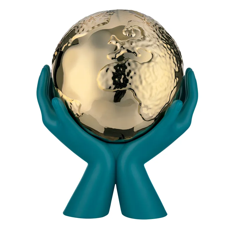 Scultura moderna con mani che stringono la madre terra Saldi