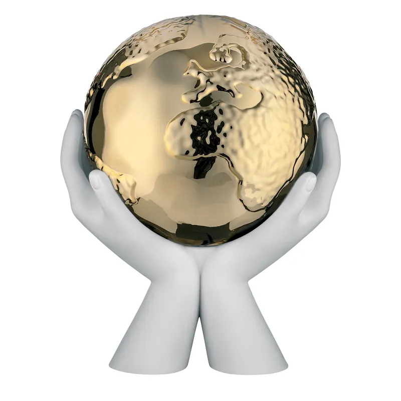 Nuova Collezione Scultura moderna con mani che stringono la madre terra