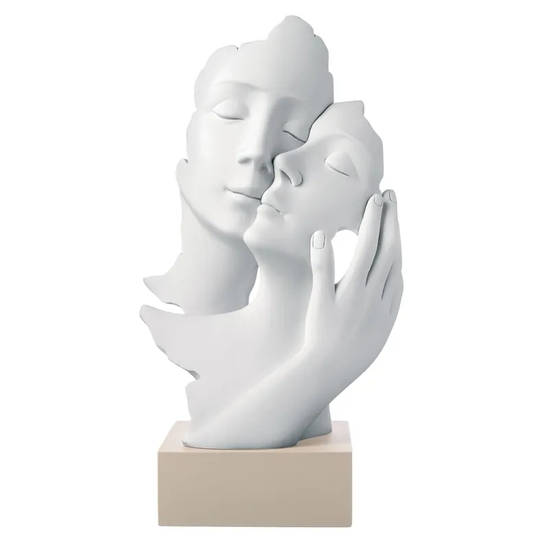 Must-Have Scultura da tavolo piccola in marmorino con abbraccio innamorati
