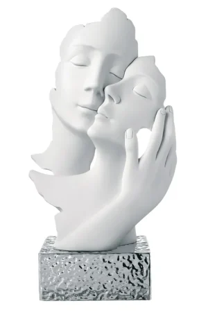 Bestseller Scultura da tavolo piccola in marmorino con abbraccio innamorati