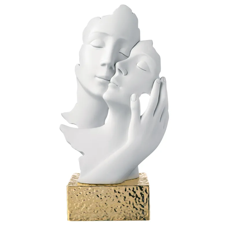 Compra Adesso Scultura da tavolo grande in marmorino con abbraccio innamorati