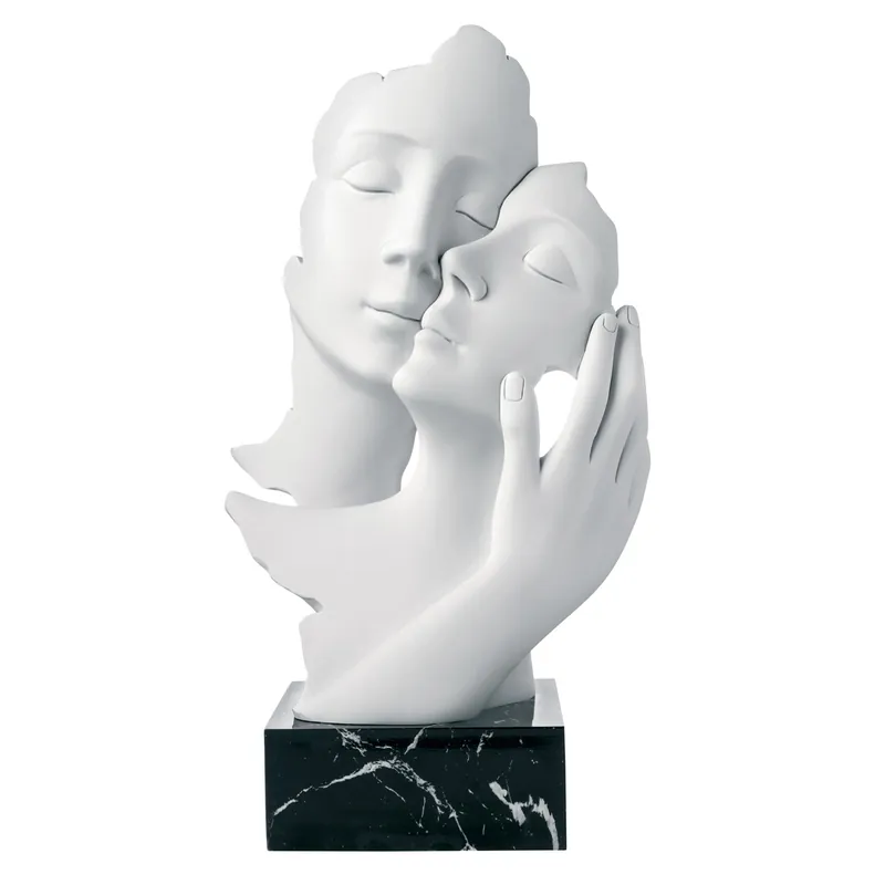 Scultura da tavolo grande in marmorino con abbraccio innamorati Miglior Prezzo