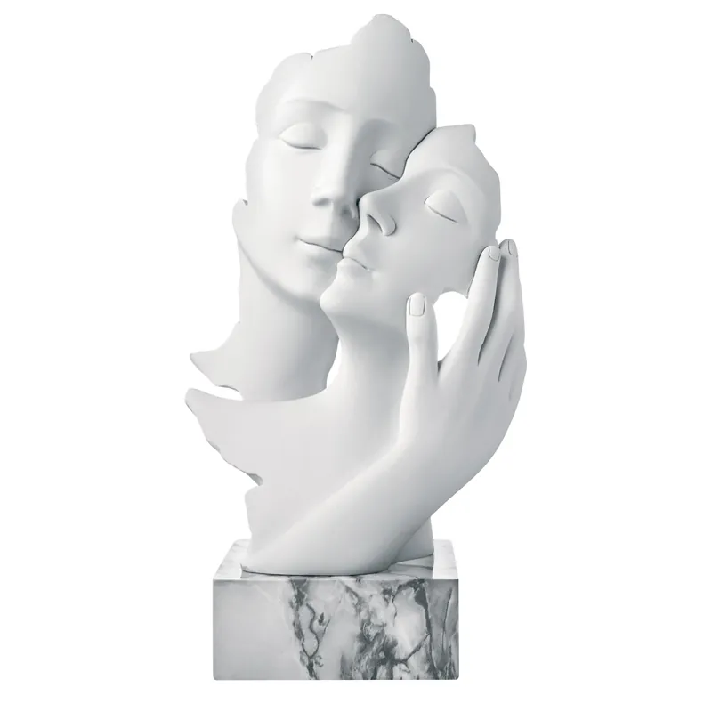 Scultura da tavolo grande in marmorino con abbraccio innamorati Non Perdere