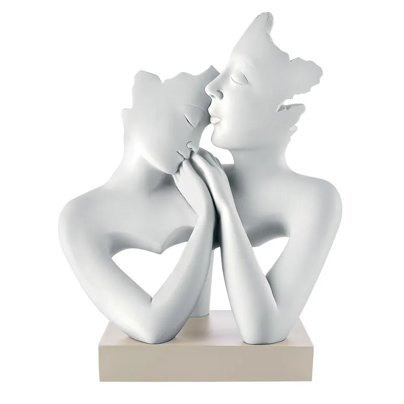 Scultura da tavolo grande in marmorino dal design moderno con coppia innamorati Ordina Subito