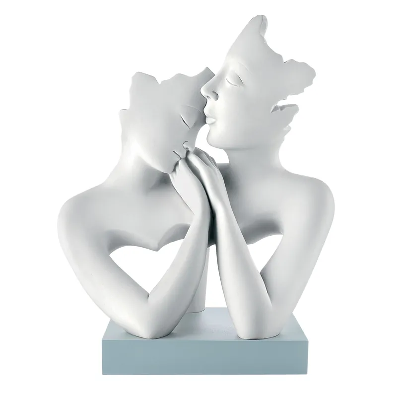 Scultura da tavolo grande in marmorino dal design moderno con coppia innamorati Saldi