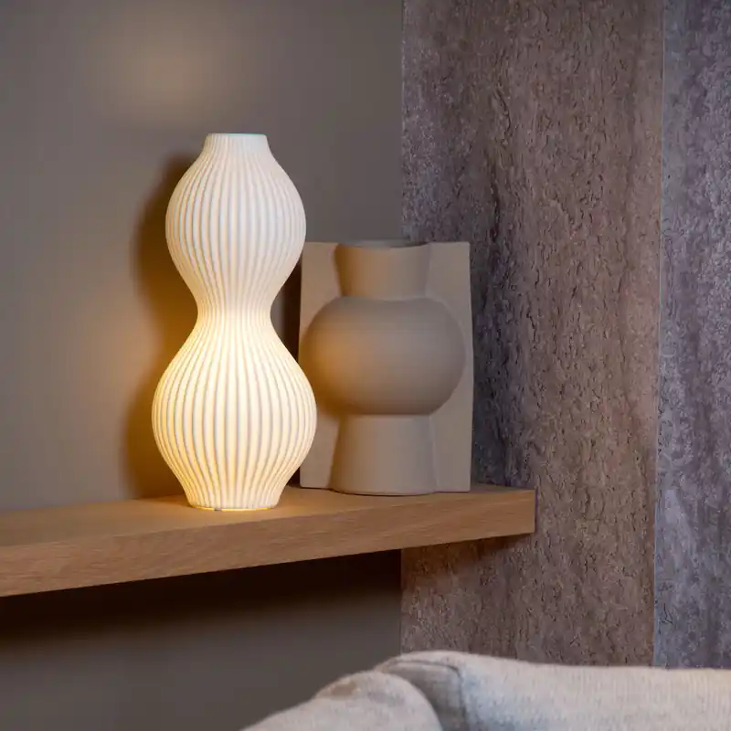 Lampada da tavolo alta in porcellana dalle linee sinuose e moderne - 25W Compra Oggi Stesso