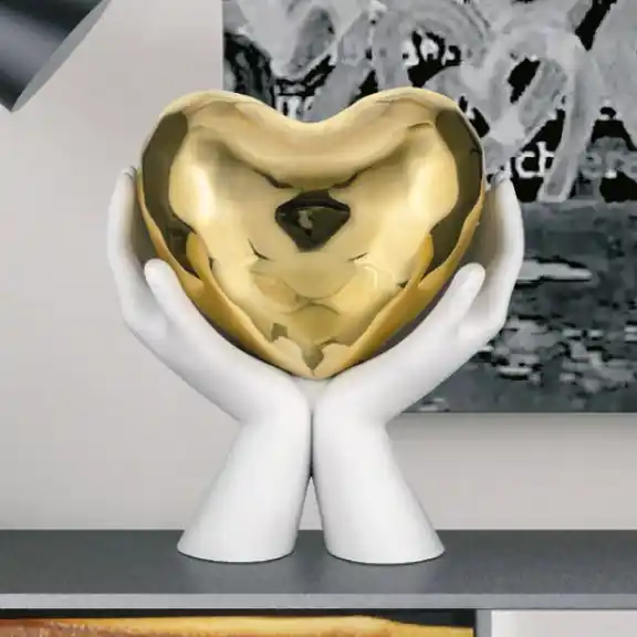 Subito Disponibile Scultura moderna con mani che stringono un cuore piccolo