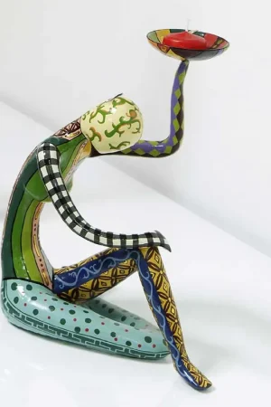 Compra Online Scultura da tavolo in marmorino dal design eclettico con acrobata seduto