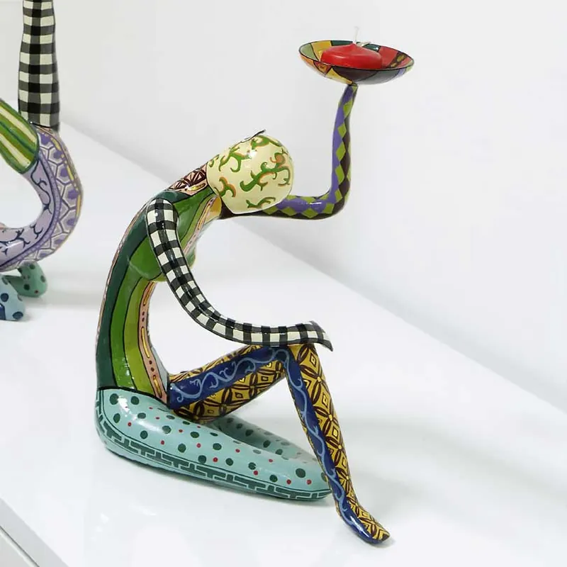 Compra Online Scultura da tavolo in marmorino dal design eclettico con acrobata seduto