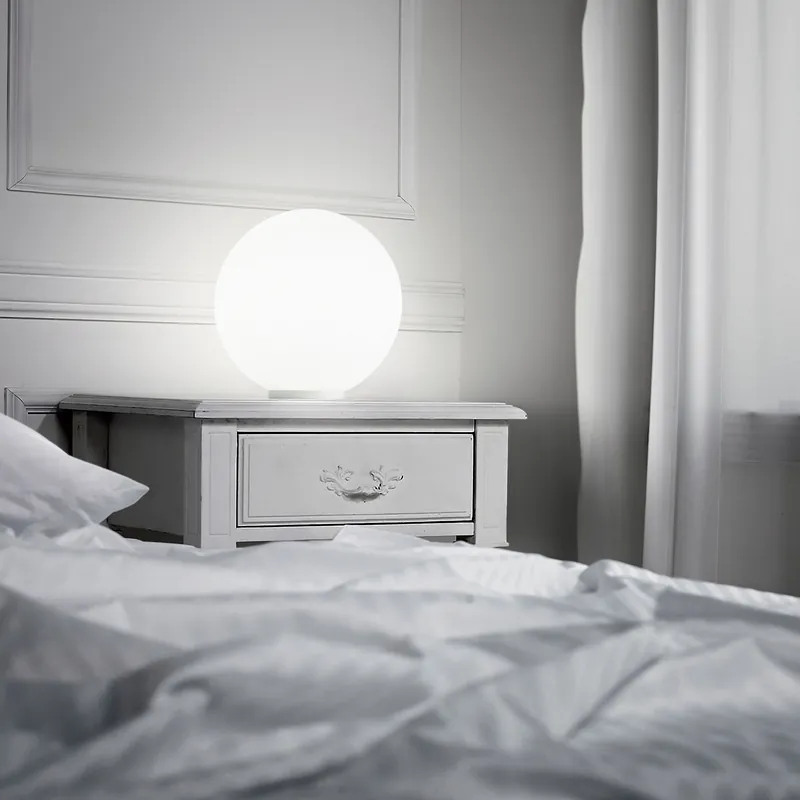 Solo Oggi Lampada da tavolo media con base in metallo e diffusore in vetro soffiato - 42W - IP20