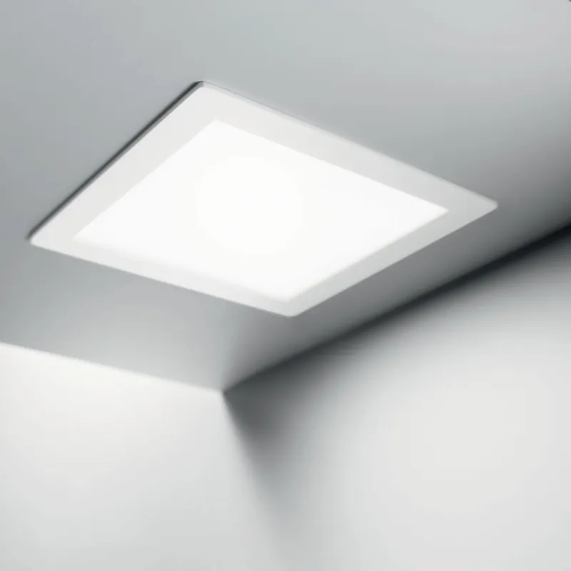 Compra Adesso Faretto da incasso medio a LED con struttura in alluminio e ghiera quadrata - 20W - Lumen 2450 - 3000k Luce Calda - IP20