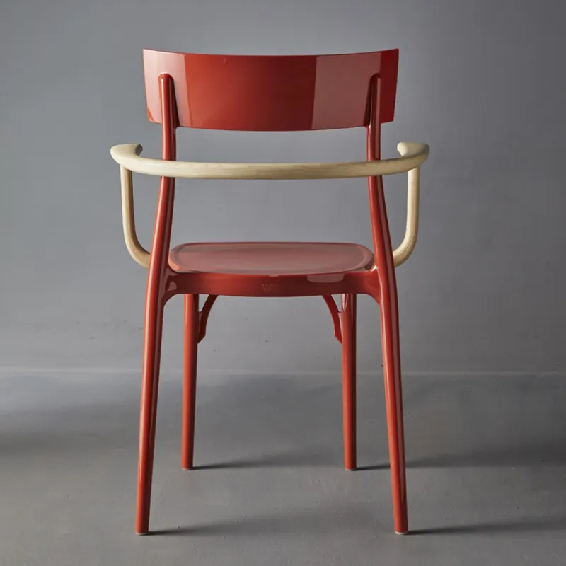 Sedia in plastica con braccioli in legno Milano2015 P Acquista Ora