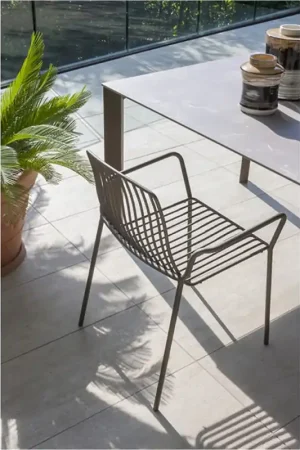 Poltroncina per esterno in metallo impilabile Jasmine Ultime Pezzi