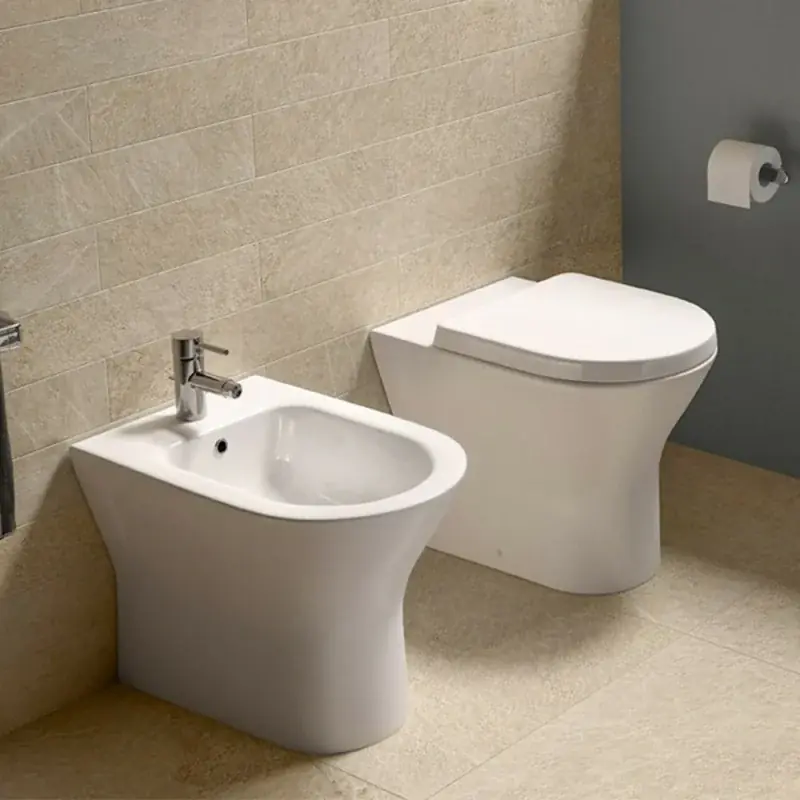 Reso Gratuito Coppia di sanitari filomuro serie resort RIMLESS con copriwc avvolgente