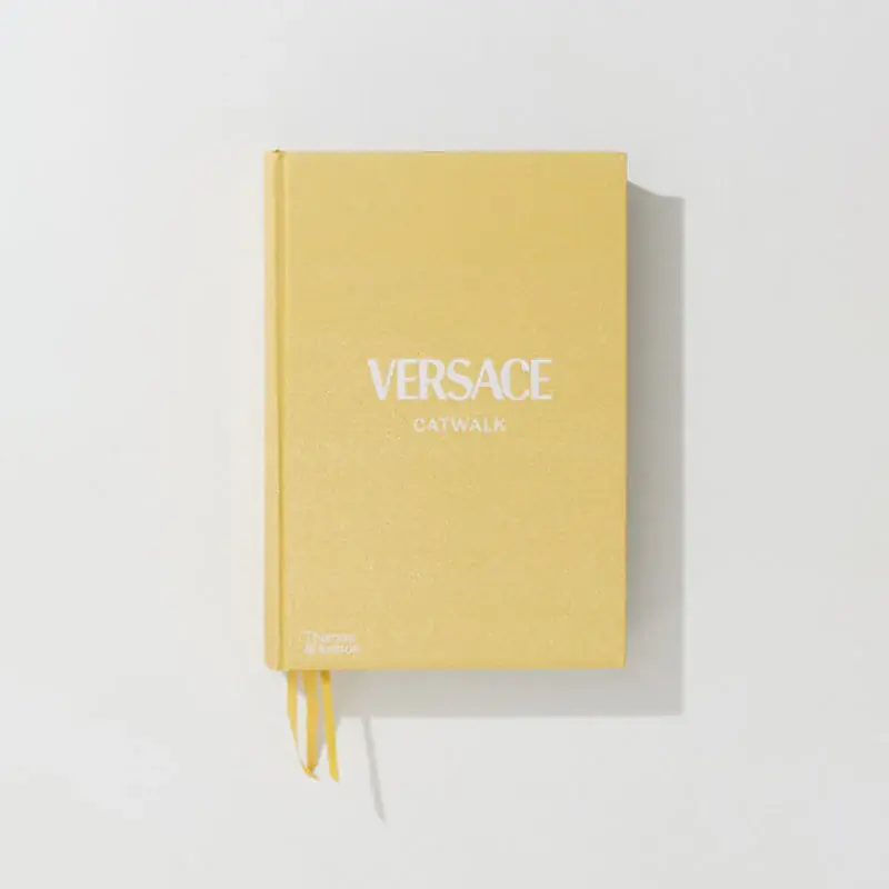 Thames & Hudson Libro Versace Catwalk Soddisfatti O Rimborsati