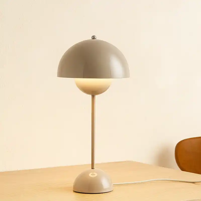 Ultimissimo Modello &Tradition Flowerpot VP3 Lampada da tavolo grey beige