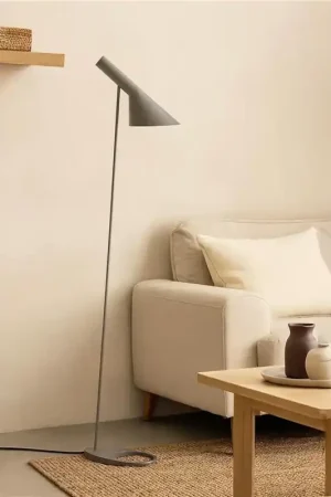 Affare Louis Poulsen AJ Lampada design a pavimento warm grey