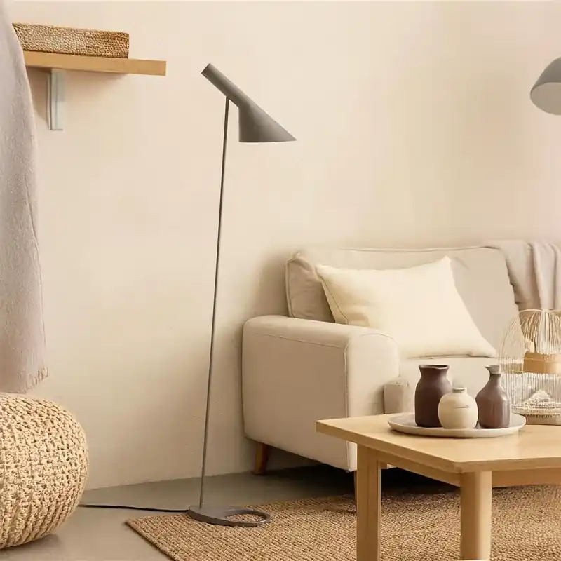 Affare Louis Poulsen AJ Lampada design a pavimento warm grey